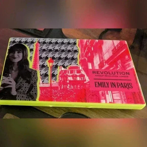 Brand New Unused Revolution X Emily In Paris Pimplelight Powder Highlighter - Picture 10 of 10